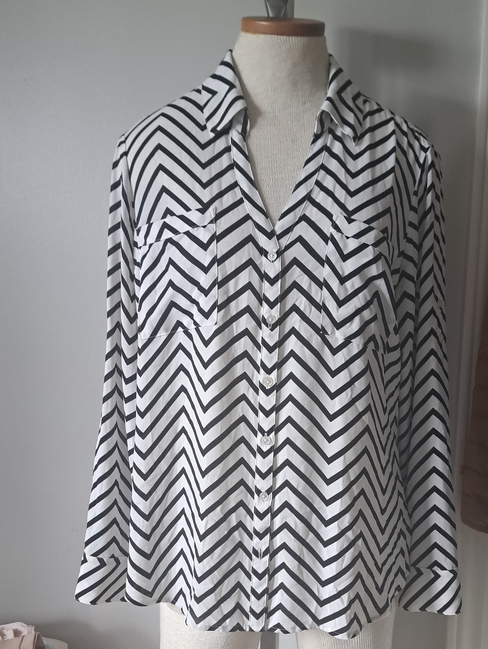 EXPRESS THE PORTOFINO shirt blouse black/white chevron zig zag coastal light LG